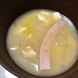 ネギとお豆腐と魚肉ソーセージのお味噌汁